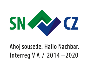 KI generiert: Das Bild zeigt ein Logo mit den Abkürzungen "SN" und "CZ", verbunden durch grafische Elemente, und informiert über das Interreg V A Programm für die Jahre 2014–2020 unter dem Motto "Ahoj sousede. Hallo Nachbar."
