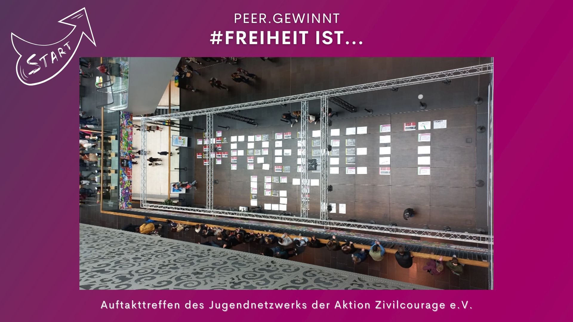 KI generiert: Das Bild zeigt eine Gruppenaktivität, bei der Menschen auf einer großen Fläche zusammensitzen und arbeiten. Oben auf dem Bild ist der Schriftzug "PEER.GEWINNT #FREIHEIT IST..." zu sehen, was auf ein Treffen oder Event hinweist.