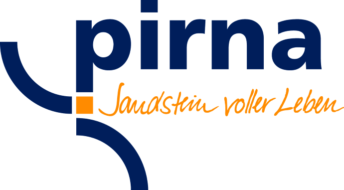KI generiert: Das Bild zeigt das Logo der Stadt Pirna mit dem Slogan "Sandstein voller Leben". Es kombiniert blaue und orangefarbene Schrift sowie grafische Elemente, die den Namen und den Slogan der Stadt darstellen.