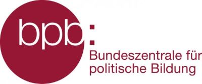 KI generiert: Das Bild zeigt das Logo der Bundeszentrale für politische Bildung (bpb). Es besteht aus einem dunkelroten Kreis mit den Buchstaben "bpb" und dem gesamten Namen der Institution daneben.