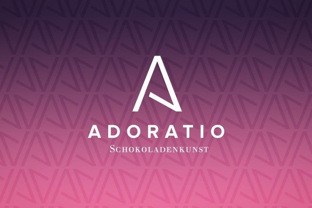KI generiert: Das Bild zeigt das Logo von "Adoratio Schokoladenkunst" mit einem stilisierten Buchstaben "A" und dem Schriftzug vor einem violett-pinken Hintergrundmuster. Der Hauptinhalt ist die Darstellung der Marke für Schokoladenkunst.