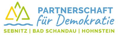 KI generiert: Das Bild zeigt ein Logo der Initiative "Partnerschaft für Demokratie" mit den Städten Sebnitz, Bad Schandau und Hohnstein. Es enthält grafische Elemente von Bergen und Wellen.