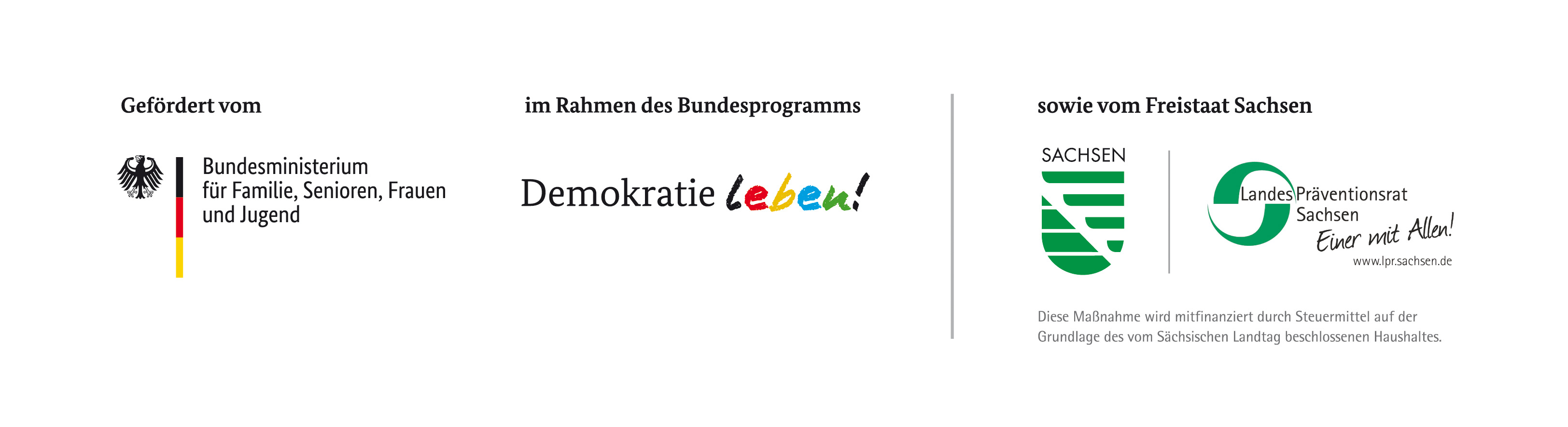 KI generiert: Das Bild zeigt eine Förderankündigung durch das Bundesministerium für Familie, Senioren, Frauen und Jugend im Rahmen des Bundesprogramms "Demokratie leben!" sowie den Freistaat Sachsen und den Landespräventionsrat Sachsen. Es wird darauf hingewiesen, dass die Maßnahme durch Steuermittel finanziert wird.