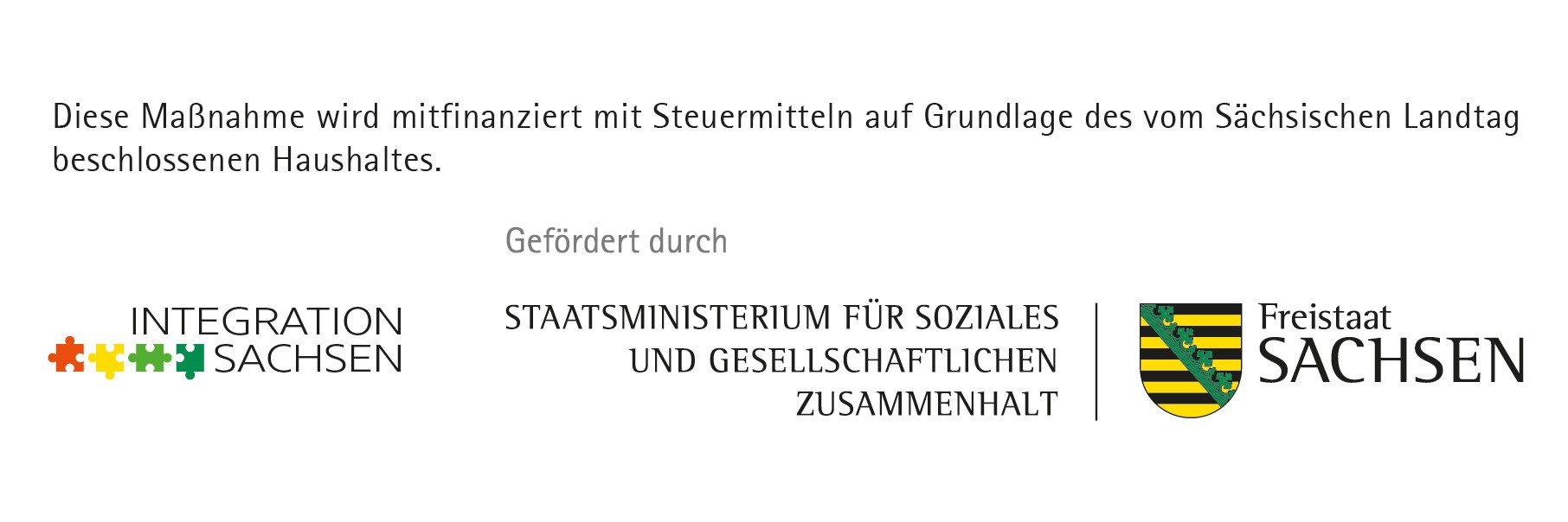 KI generiert: Das Bild zeigt eine Ankündigung über die Finanzierung einer Maßnahme mit Steuermitteln, genehmigt vom Sächsischen Landtag. Es enthält Logos der Integration Sachsen, des Sächsischen Staatsministeriums für Soziales und gesellschaftlichen Zusammenhalt, sowie des Freistaates Sachsen.