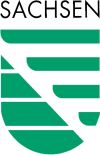 KI generiert: Das Bild zeigt das Logo des Bundeslandes Sachsen. Es besteht aus einem grünen, stilisierten Wappen mit horizontalen Streifen und dem Schriftzug "SACHSEN" darüber.