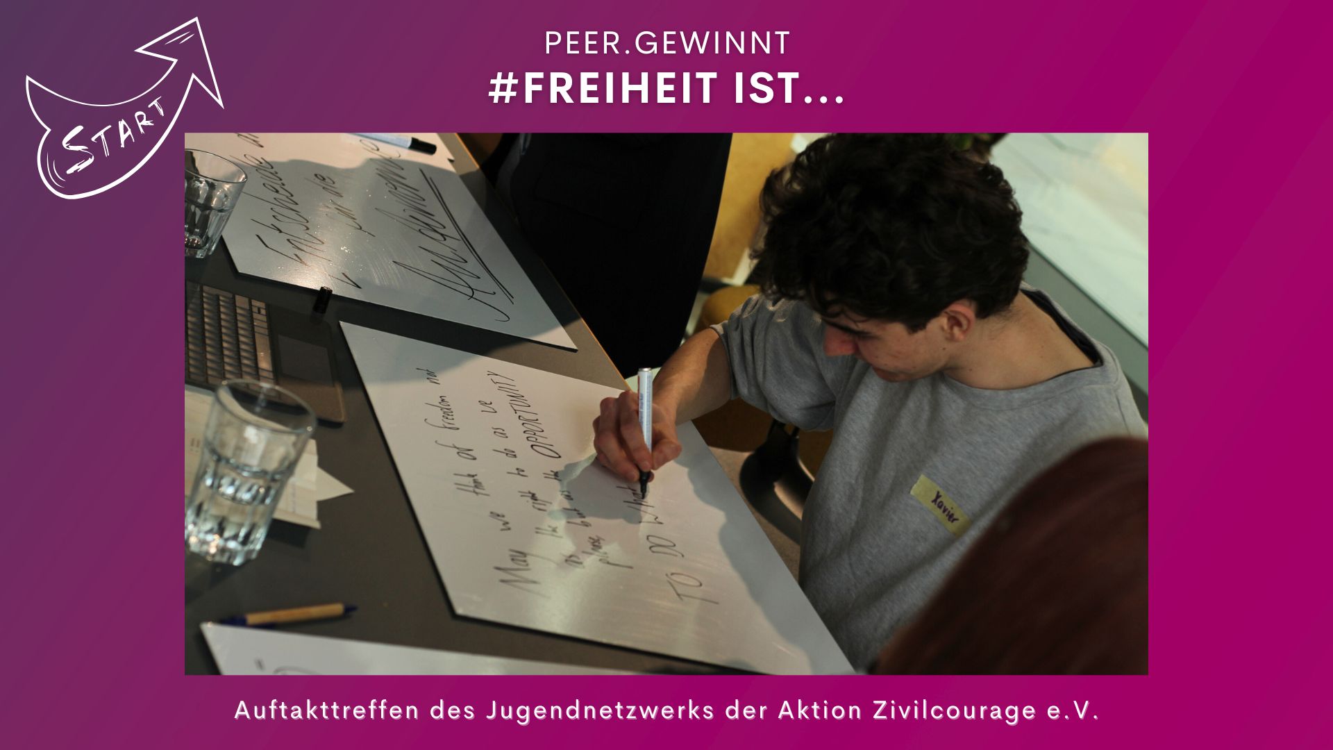 KI generiert: Das Bild zeigt eine Person, die etwas auf ein großes Blatt Papier schreibt, umgeben von weiteren Blättern und Gläsern auf einem Tisch. Es handelt sich um ein Auftakttreffen des Jugendnetzwerks der Aktion Zivilcourage e.V. mit dem Thema "Freiheit".