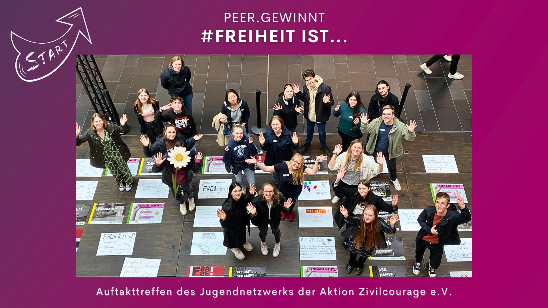 KI generiert: Eine Gruppe junger Menschen steht zusammen und lächelt in die Kamera, umgeben von Plakaten, die auf dem Boden liegen. Das Bild zeigt das Auftakttreffen des Jugendnetzwerks der Aktion Zivilcourage e.V. mit dem Thema "Freiheit".