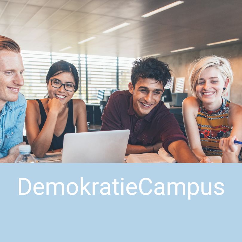 KI generiert: Das Bild zeigt eine Gruppe junger Menschen, die gemeinsam an einem Laptop arbeiten und dabei lächeln. Es trägt die Aufschrift "DemokratieCampus".