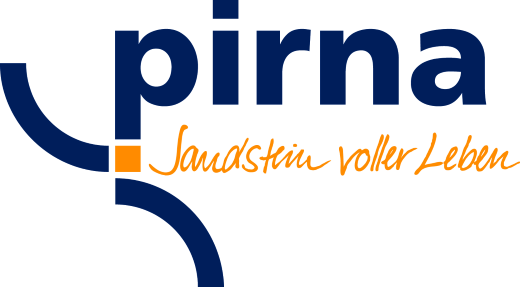 KI generiert: Das Bild zeigt das Logo der Stadt Pirna, bestehend aus dem Schriftzug "pirna" in blauer Farbe mit dem Slogan "Sandstein voller Leben" in orange. Links neben dem Schriftzug befindet sich ein stilisiertes, abstraktes Design, das an den Buchstaben "p" erinnert, ebenfalls in Blau und Orange.