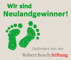KI generiert: Das Bild zeigt den Schriftzug "Wir sind Neulandgewinner!" in grüner Farbe und darunter den Hinweis "Gefördert von der Robert Bosch Stiftung" mit grünen Fußabdrücken. Der Hauptinhalt betont die Förderung durch die Robert Bosch Stiftung.