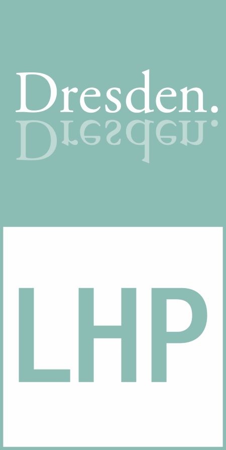 KI generiert: Das Bild zeigt den Schriftzug "Dresden" mit einer reflektierten Spiegelung darunter und die Buchstaben "LHP" in einem weißen Kasten. Der Hintergrund ist in einem Pastellgrün gehalten.