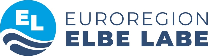 KI generiert: Das Bild zeigt das Logo der "Euroregion Elbe Labe". Es besteht aus einem blauen Kreis mit den Buchstaben "EL" und stilisierten Wellen daneben dem Schriftzug "Euroregion Elbe Labe".