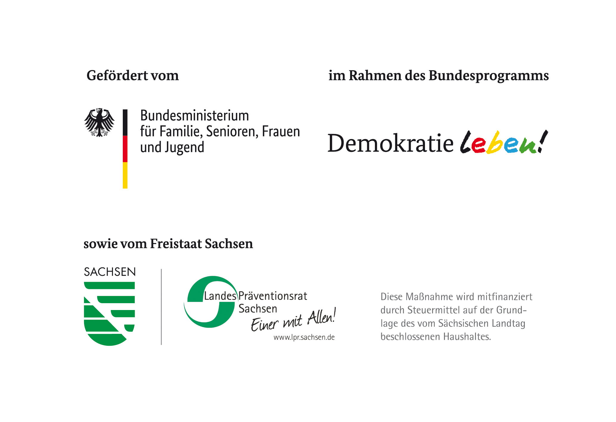 KI generiert: Das Bild zeigt Logos und Texte, die die Förderung durch das Bundesministerium für Familie, Senioren, Frauen und Jugend im Rahmen des Programms "Demokratie leben!" sowie die Unterstützung durch den Freistaat Sachsen und den Landespräventionsrat Sachsen hervorheben. Es handelt sich um eine Darstellung der institutionellen Unterstützung einer Maßnahme zur Demokratie- und Präventionsförderung.