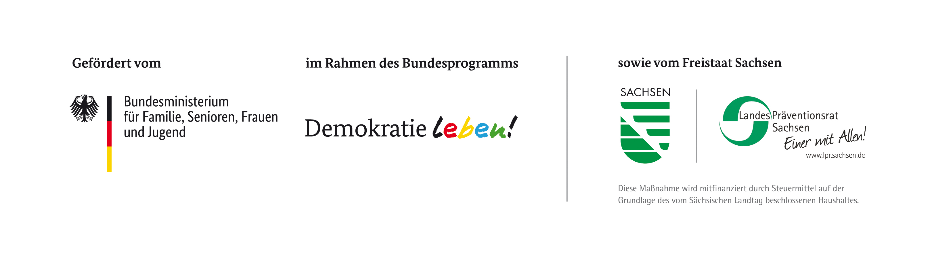 KI generiert: Das Bild zeigt Logos und Schriftzüge, die auf eine Förderung durch das Bundesministerium für Familie, Senioren, Frauen und Jugend im Rahmen des Programms „Demokratie leben!” hinweisen. Zusätzlich gibt es Hinweise auf die Unterstützung des Freistaats Sachsen und des Landespräventionsrats Sachsen.