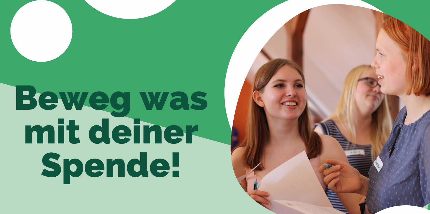 KI generiert: Das Bild zeigt eine Gruppe von Menschen, die miteinander sprechen und fröhlich aussehen. Auf der linken Seite steht der Text "Beweg was mit deiner Spende!" in großen Buchstaben.