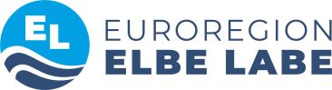 KI generiert: Das Bild zeigt das Logo der Euroregion Elbe/Labe, bestehend aus einem blauen Kreis mit den Buchstaben "EL" und stilisierten Wellenlinien darunter, begleitet von dem Text "EUROREGION ELBE LABE". Der Hauptinhalt vermittelt die Identität und Zugehörigkeit der Euroregion, die den Fluss Elbe verbindet.