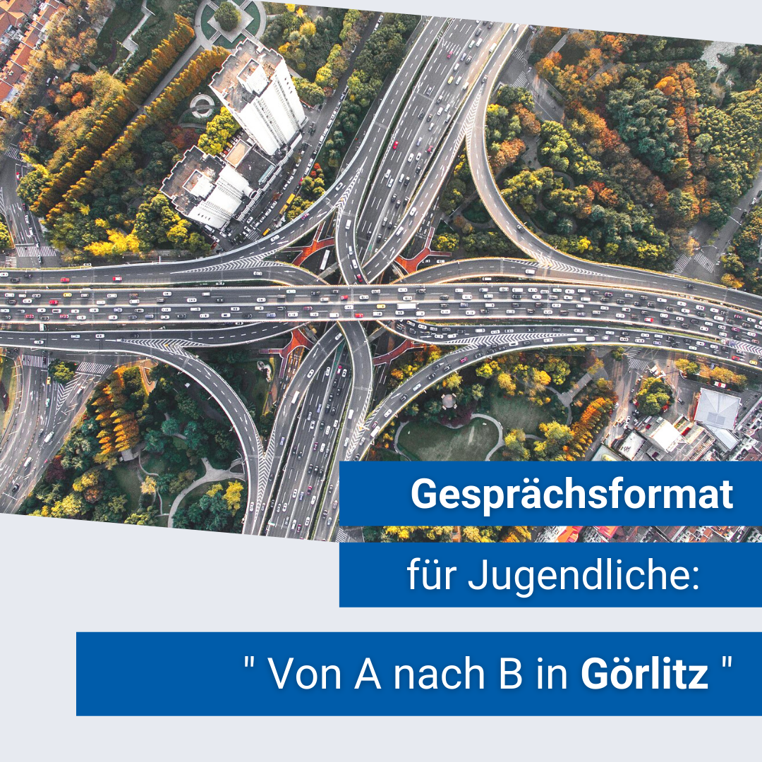 KI generiert: Das Bild zeigt eine Luftaufnahme eines komplexen Autobahnkreuzes, umgeben von Bäumen und Gebäuden. Darüber liegt Text, der auf ein Gesprächsformat für Jugendliche in Görlitz hinweist.